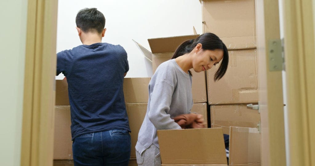 Rangez et fermez tous les cartons de dernière minute.
